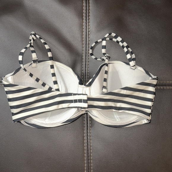 Black and white striped bikini top that can be worn with straps or strapless - Picture 2 of 3